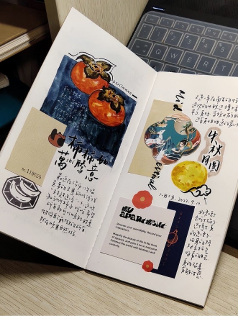 Caderno autoral aberto com colagens